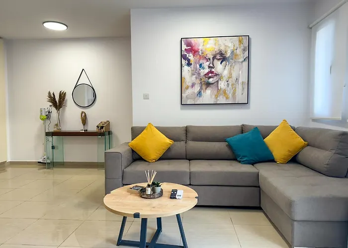 Modern 2Br Apartment With Pool, Veranda & Garden In Paphos