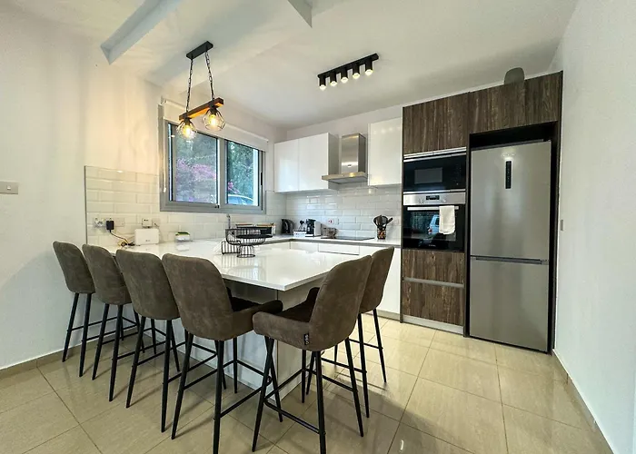 Modern 2Br Apartment With Pool, Veranda & Garden In Paphos